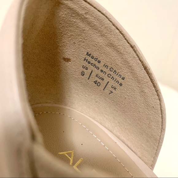 Nude Pointed Toe 3.5 Inch Stiletto Heel Sling Strap Pumps - Women’s Size 9 - Picture 13 of 15